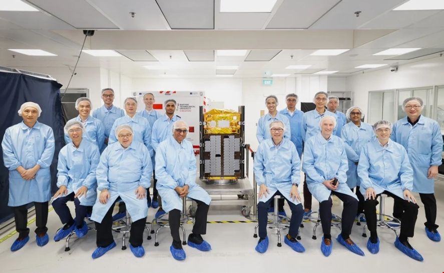 南洋理工大學(xué)公布第14顆也是最大的衛(wèi)星.png 南洋理工大學(xué)公布第14顆也是最大的衛(wèi)星.png